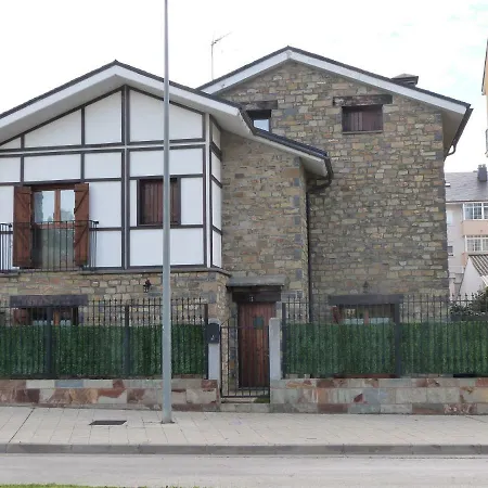 Casa con jardín frente ciudadela Vila Jaca Exterior foto