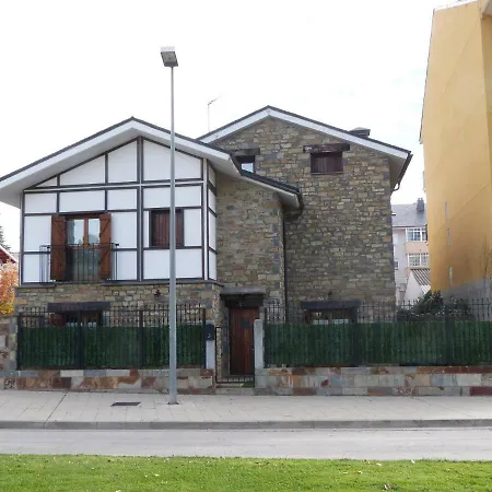 Casa con jardín frente ciudadela Vila Jaca Exterior foto