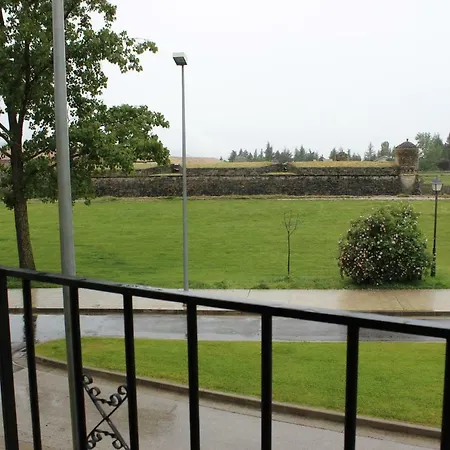 Casa con jardín frente ciudadela Vila Jaca Exterior foto