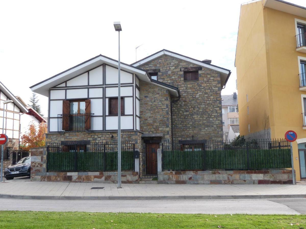 Casa Con Jardin Frente Ciudadela Holiday home Jaca